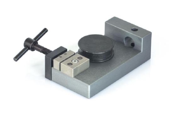Rope and thread tension clamps (5 KN) for clamping belts, ropes, wires, etc. Using a deflection pulley, you can make sure that the edge of the clamps is not destroyed. This means that fractures caused by the notched effect are avoided. incl_1377317