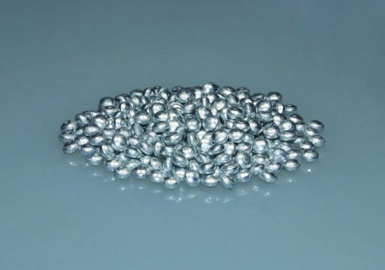 Aluminium beadsFor use with a heating block for aluminium beads. The beads have a weight of 1 kg and occupy a volume of 580 ml._1914257